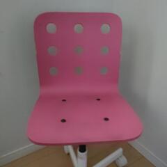 IKEA ピンクのチェアの画像