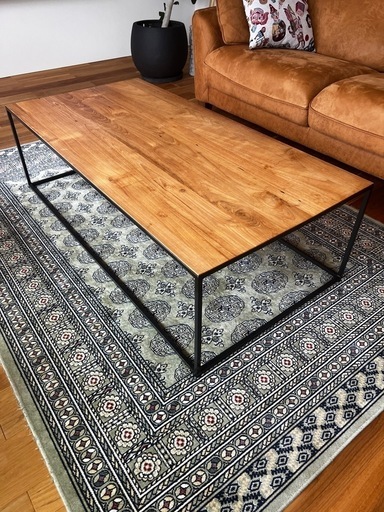 木とアイアンのローテーブル