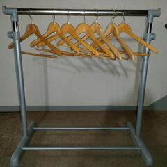 軽量ハンガーラック、木製のハンガー七本付