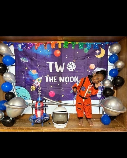 2歳お誕生日デコレーションとコスチューム