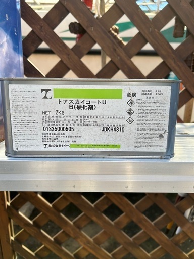 塗料一斗缶と硬化剤のセット
