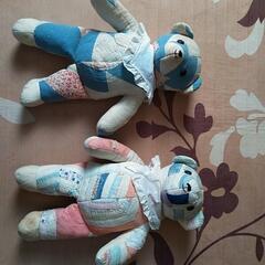 パッチワークのクマのぬいぐるみ