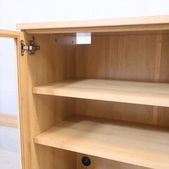 人気の無印良品(MUJI)のオーク材 キャビネット・ガラス扉です！！シンプルでコンパクトなサイドボードは圧迫感を感じさせず、使い勝手もよく2人暮らしにもおススメです♪北欧スタイルやナチュラルモダンに。の画像
