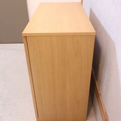 人気の無印良品(MUJI)のオーク材 キャビネット・ガラス扉です！！シンプルでコンパクトなサイドボードは圧迫感を感じさせず、使い勝手もよく2人暮らしにもおススメです♪北欧スタイルやナチュラルモダンに。の画像
