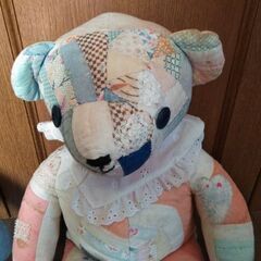 パッチワークのクマのぬいぐるみの画像