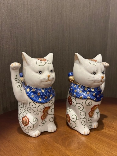 陶器　招き猫　ねこ　置物　唐草模様入りネコ　ゴールド　レトロアンティーク　縁起物　伊万里焼