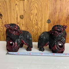 k0916619 木彫りの玉乗り獅子 シーサー ２体１組  魔除け 縁起物 郷土民芸品 木彫品 アンティーク 東洋彫刻 美術品 置き物  中古 現状品の画像