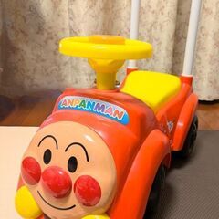 アンパンマンカー　メロディ付き　(ベビー足けり 乗用玩具 自動車)