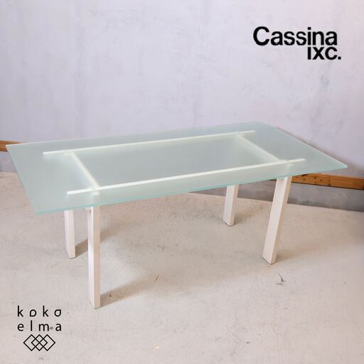 イタリアの高級ブランドCassina ixc.(カッシーナ イクスシー)のBLOOM(ブルーム) ダイニングテーブルです。伝統的な木組みフレームにホワイトのガラス天板がダイニングを洗練された空間に♪