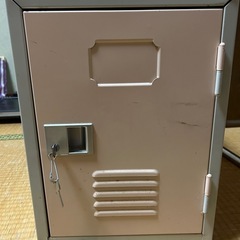 【美品】鍵付きスチールロッカー