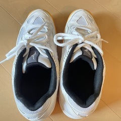 バレーボール　シューズ　22cm
の画像