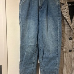 丸いシルエットのデニム