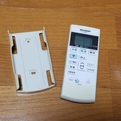 SHARPエアコンのリモコン&リモコンホルダー