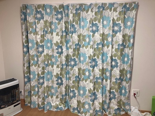 ニトリ　花柄イエローグリーン　遮光2級カーテン　居間用・部屋用　8枚セット