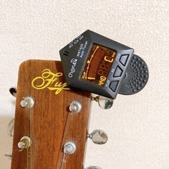 ギター、弦、スタンド、チューナー、ストラップ、弦付きの画像