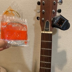 ギター、弦、スタンド、チューナー、ストラップ、弦付きの画像