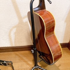 ギター、弦、スタンド、チューナー、ストラップ、弦付きの画像