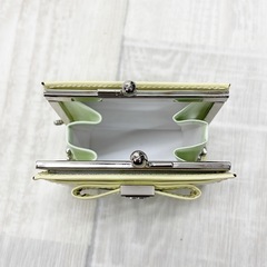 Courreges クレージュ 三つ折り財布 エナメル 箱付の画像