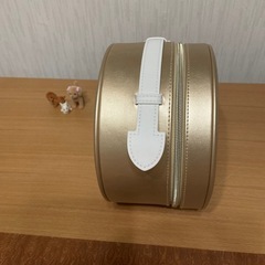 化粧ポーチ。新品です。幅20㌢深さ奥行12㌢高さ19㌢深さの画像