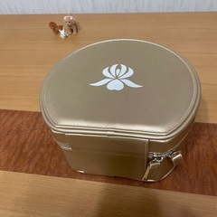 化粧ポーチ。新品です。幅20㌢深さ奥行12㌢高さ19㌢深さの画像