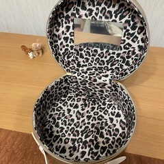 化粧ポーチ。新品です。幅20㌢深さ奥行12㌢高さ19㌢深さの画像