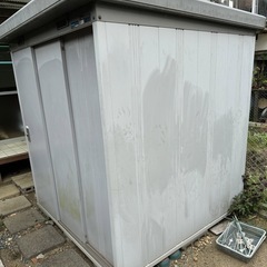 スチール製の物置き/鍵ありますの画像