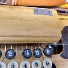 大正琴　大正琴 琴伝流 銀河 ハードケース 和楽器 弦 ピック コード 琴伝流大正琴 楽器 趣味 木製 動作未確認 中古品の出品になります。の画像