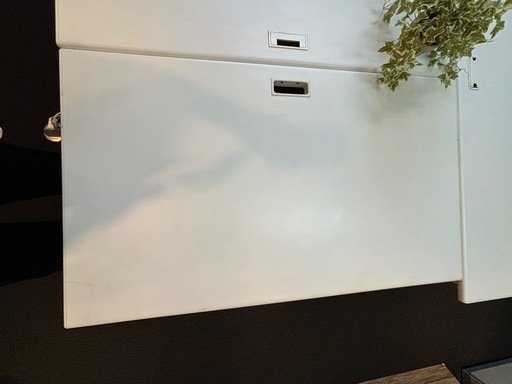 ⑥PLUS ピュアホワイトデスク片袖3段にセンタートレー付き、鍵付属のため