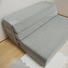 おりたためるソファーの画像