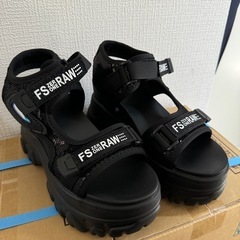 新品未使用 厚底サンダル23.5