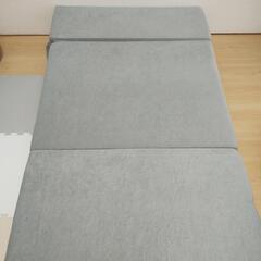 おりたためるソファーの画像