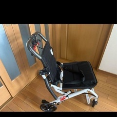 折りたたみ車椅子の画像