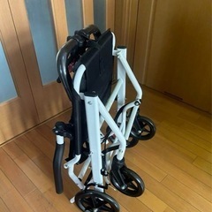 折りたたみ車椅子の画像