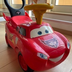 マックィーン  足蹴り　カーズ　乗用玩具の画像