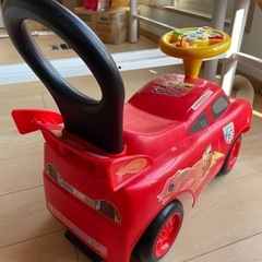 マックィーン  足蹴り　カーズ　乗用玩具の画像