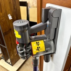 ⭐️激安価格⭐️dyson ダイソン SV11クリーナー 掃除機 コードレス 高吸引力 モーターヘッド付き 充電器付き 人気モデル 動作確認済みの画像
