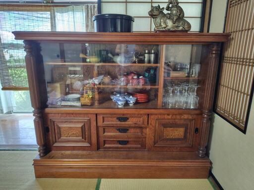 ガラス扉食器棚(高見え・美品)