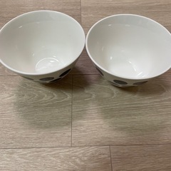 お皿5枚、どんぶり2杯、棚一の画像