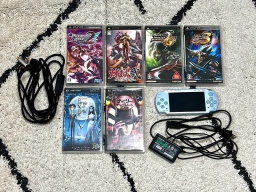 【お値下げしました】PSP-2000フェリシアブルー　バッテリー無し 充電ケーブル ソフト4本 UMDビデオ2本