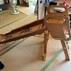 ミッキーフレンズの木製滑り台の画像