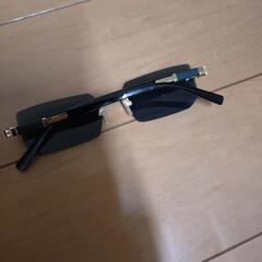 訳ありフレーム歪みサングラスの画像