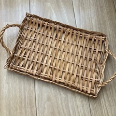 カゴ製のトレイ