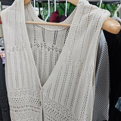 リサイクルショップどりーむ荒田店 　未使用品！　アンジェリーナ　ロングニットジレ　サイズ：F　グレー／ベージュの２色　透かし編み　※在庫15点あり♪の画像