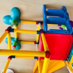 コンパクトに畳める、ジャングルジム滑り台の画像
