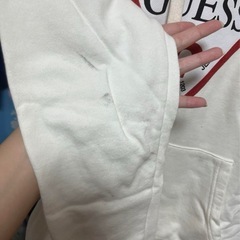 ③ GUESS トレーナーの画像