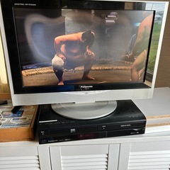 テレビとDVDレコーダー（VHS付き）の画像