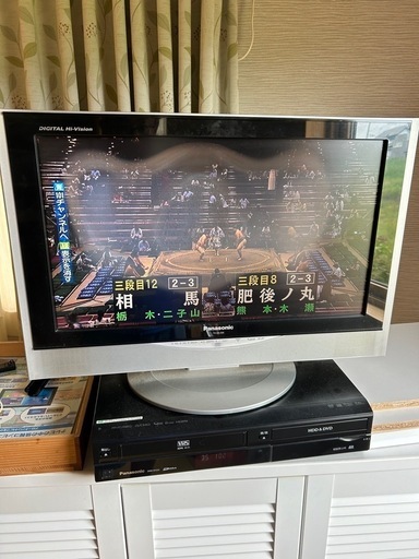 テレビとDVDレコーダー（VHS付き）