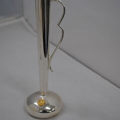 [877] 　一輪挿し　銀色　菊の紋章入り　2点セットの画像