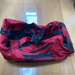 キャスター付き旅行バッグ