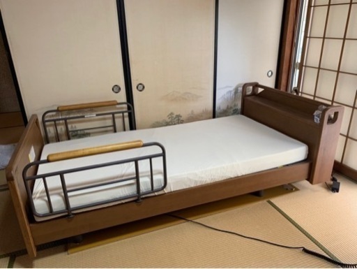 リモコン付き電動介護ベッド